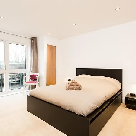 Joivy Lovely 1-bed Flat Near 02 Arena *