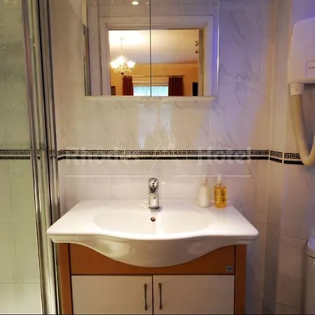 Hotel Rhodes London