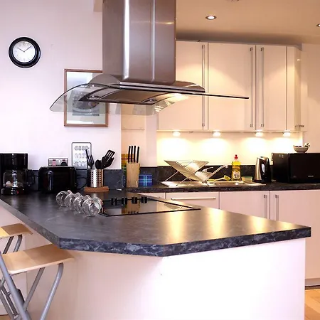 Beautiful 4-bedroom Flat In Bridge/borough! Apartment