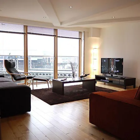 Beautiful 4-bedroom Flat In Bridge/borough!