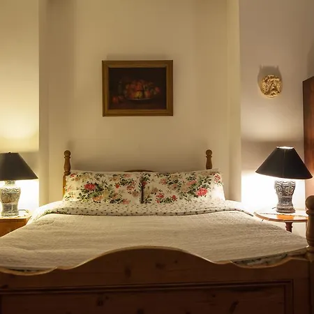 Dawson Place, Juliette's 3*