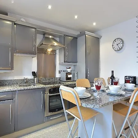 Apartment Beautiful 4-bedroom Flat In Bridge/borough! London