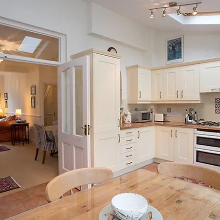 Отель Veeve House Ashlone Road Putney 4*