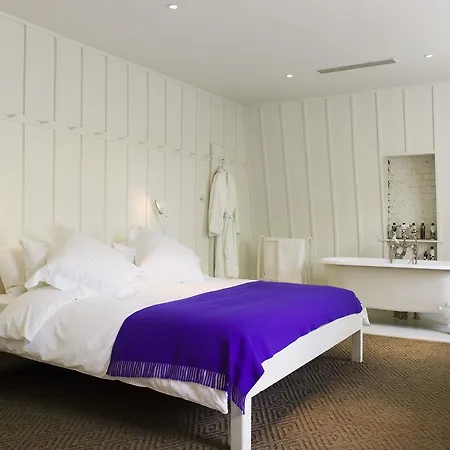 Hotel High Road House 3*