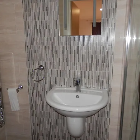 Bed & Breakfast Heathrow Travellers Hub 3*