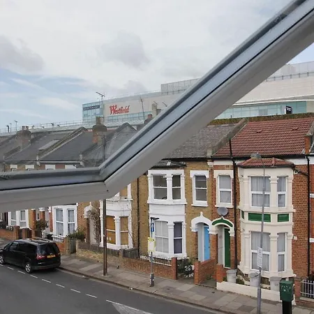 Holland Park Grove ロンドン