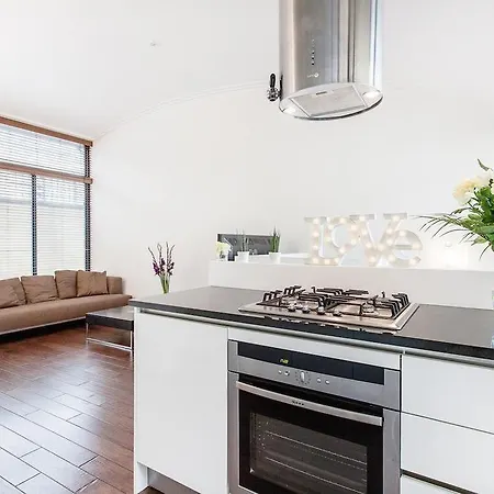 Отель Penthouse London Bridge 2 Bedrooms 4*