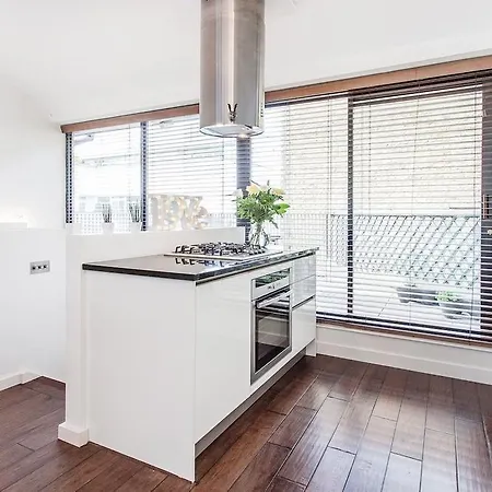 Отель Penthouse London Bridge 2 Bedrooms 4*