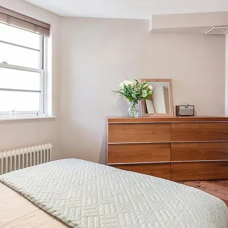 Отель Penthouse London Bridge 2 Bedrooms 4*
