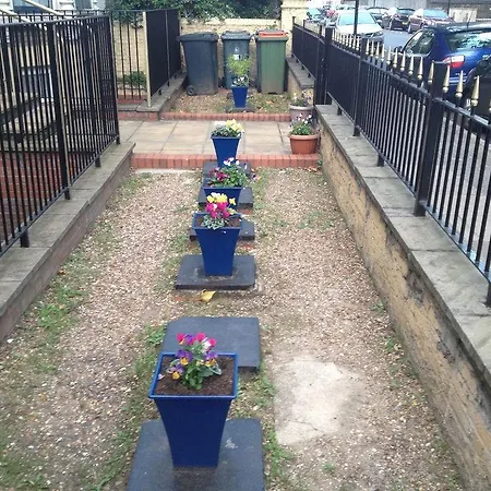 Bed & Breakfast Metro London