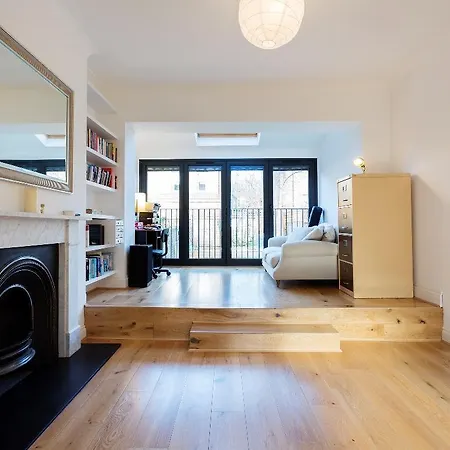 Veeve  Immaculate 3 Bedroom House Tavistock Terrace Islington 4*