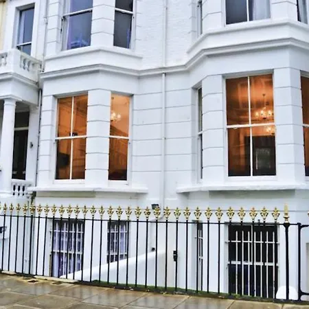 Saint Backpackers * London