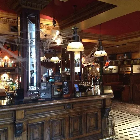 The Mad Hatter Hotel 3*