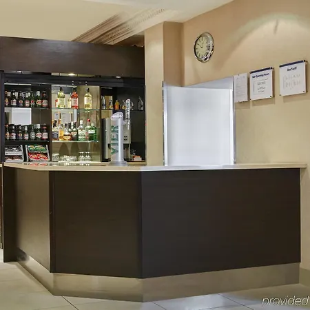 Express Victoria By Ihg Hotel