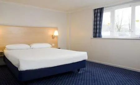 Travelodge Battersea 2*