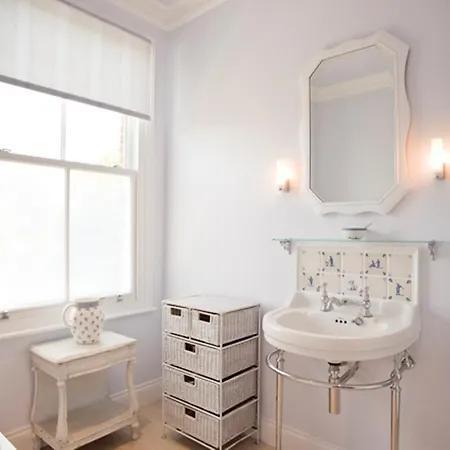 Veeve - House Bassein Park Road - Shepherd's Bush Apartment *