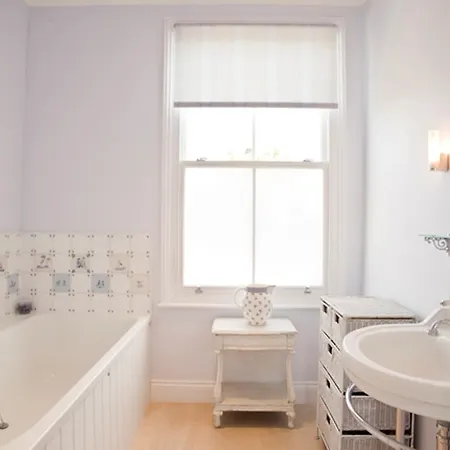 Veeve - House Bassein Park Road - Shepherd's Bush Apartment