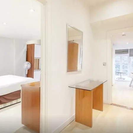 Princes Square Apartment *