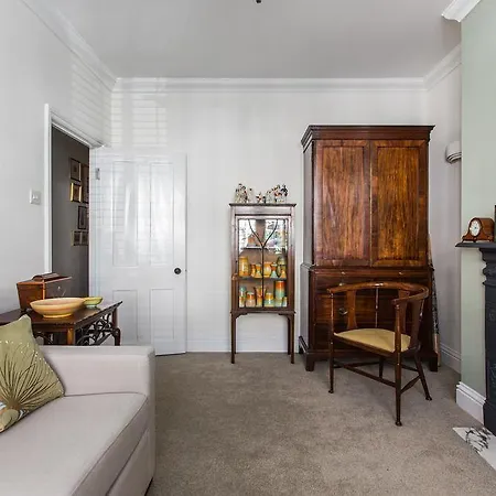 Onefinestay - Chiswick Hotel London