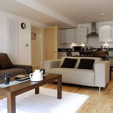 Apartment Beautiful 4-bedroom Flat In Bridge/borough! London
