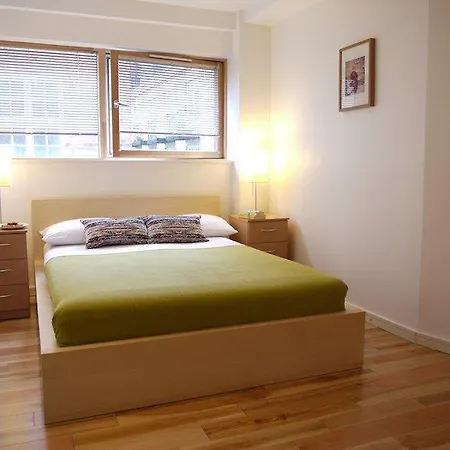 Apartment Beautiful 4-bedroom Flat In Bridge/borough! *