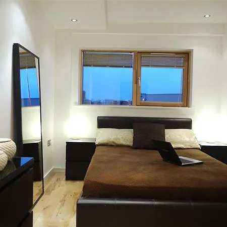 Apartment Beautiful 4-bedroom Flat In Bridge/borough!