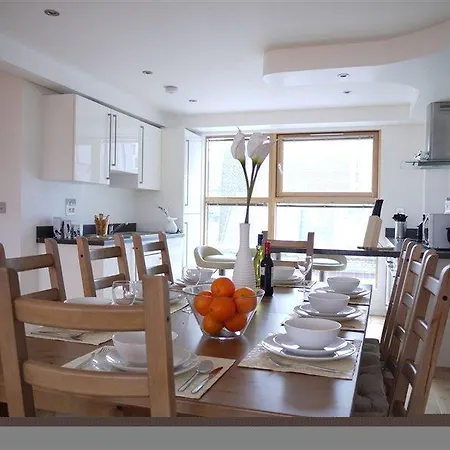 Apartment Beautiful 4-bedroom Flat In Bridge/borough! London