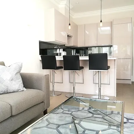 Apple Ealing Apartment London