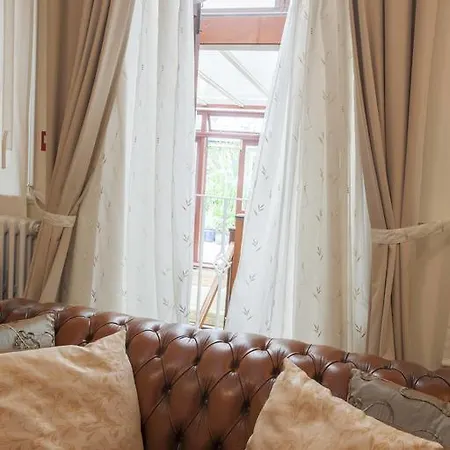 Melrose House 4*