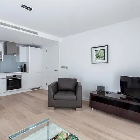 Avant Garde Apartment *
