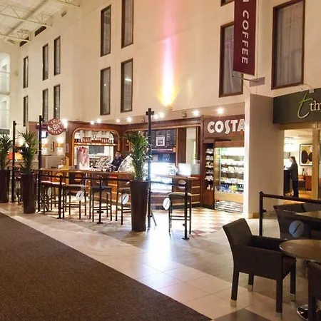 Premier London Heathrow Airport T2 & T3 - Bath Road Hotel 3*
