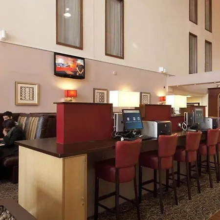Premier London Heathrow Airport T2 & T3 - Bath Road 호텔 3*