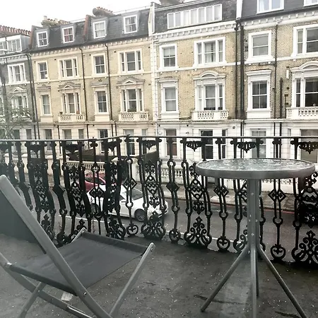 Apartment Holland Park Lifestyle