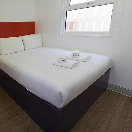 Easyhotel London Heathrow 2*