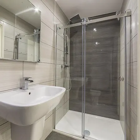 Canning Town Stratford Apartments Гостевой дом 5*