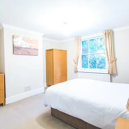 Bridge House Canary Wharf Apartment
