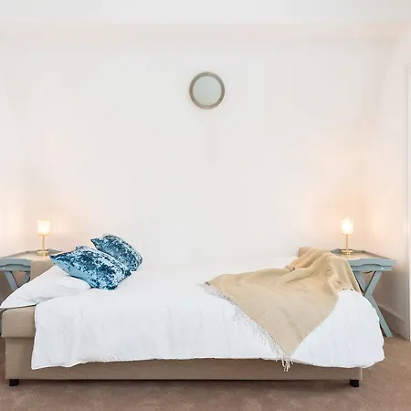 Creed 3 Bed Bridge House * London