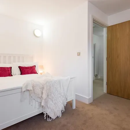 Creed 3 Bed Bridge House * London