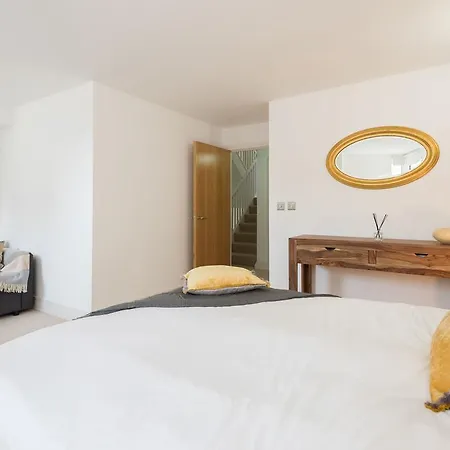Creed 3 Bed Bridge House * London