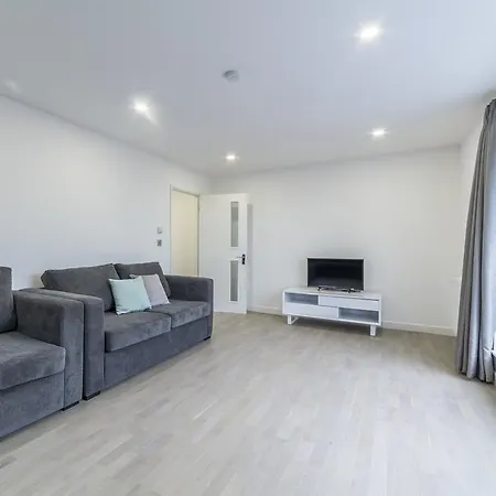Canning Town Stratford Apartments Гостевой дом 5*