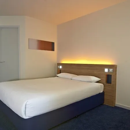 Hotel Travelodge Stratford 3*
