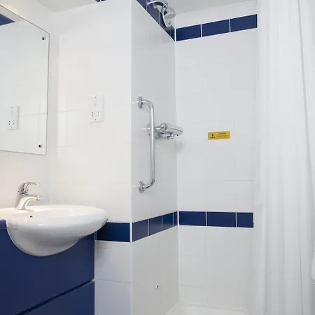 Travelodge Docklands 3*