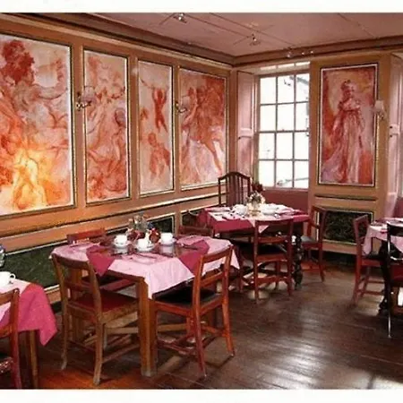 Hobart Hall 3*