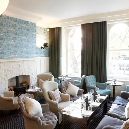 Hotel High Road House
