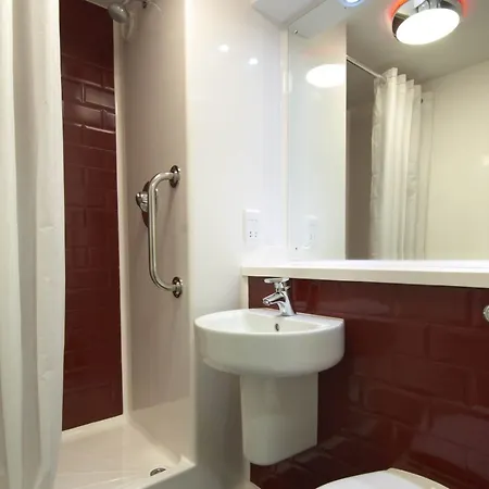Travelodge Stratford 3*