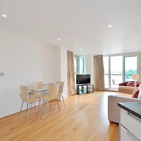 St George Wharf Apartment