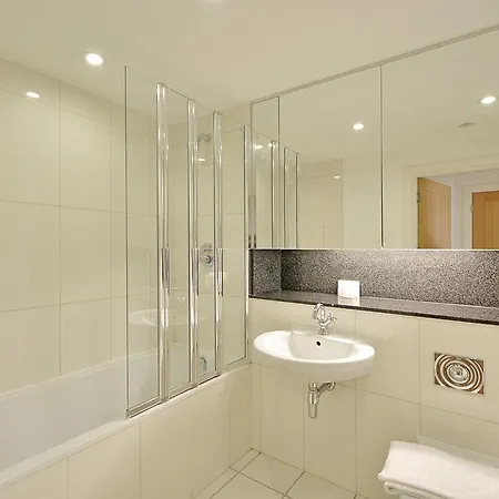 Apartment St George Wharf London
