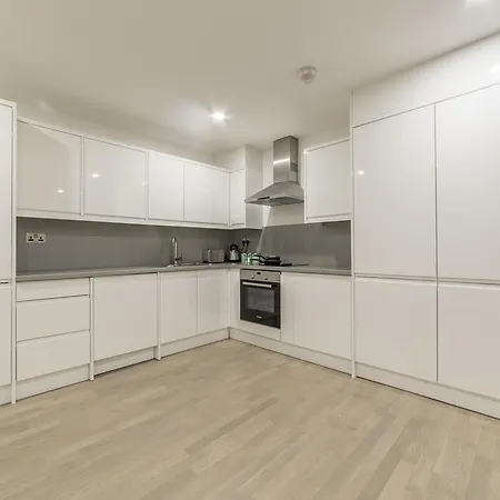 Canning Town Stratford Apartments Гостевой дом 5*