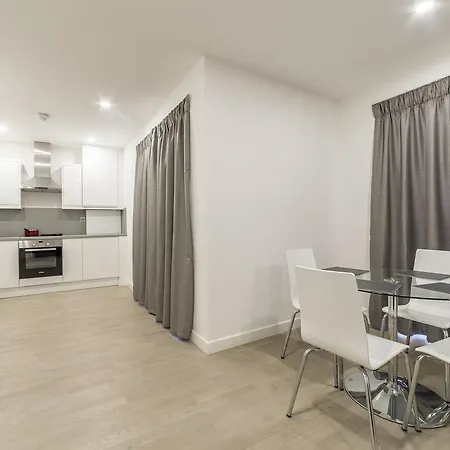 Гостевой дом Canning Town Stratford Apartments Лондон