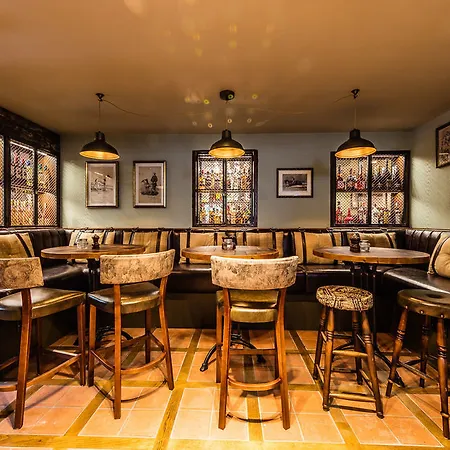 Greyhound Hotel 3*